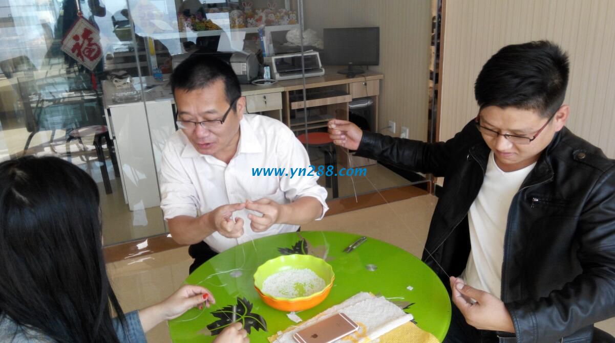 高先生在認(rèn)真學(xué)習(xí)手工活串珠珠繡 高先生在認(rèn)真學(xué)習(xí)手工活串珠珠繡