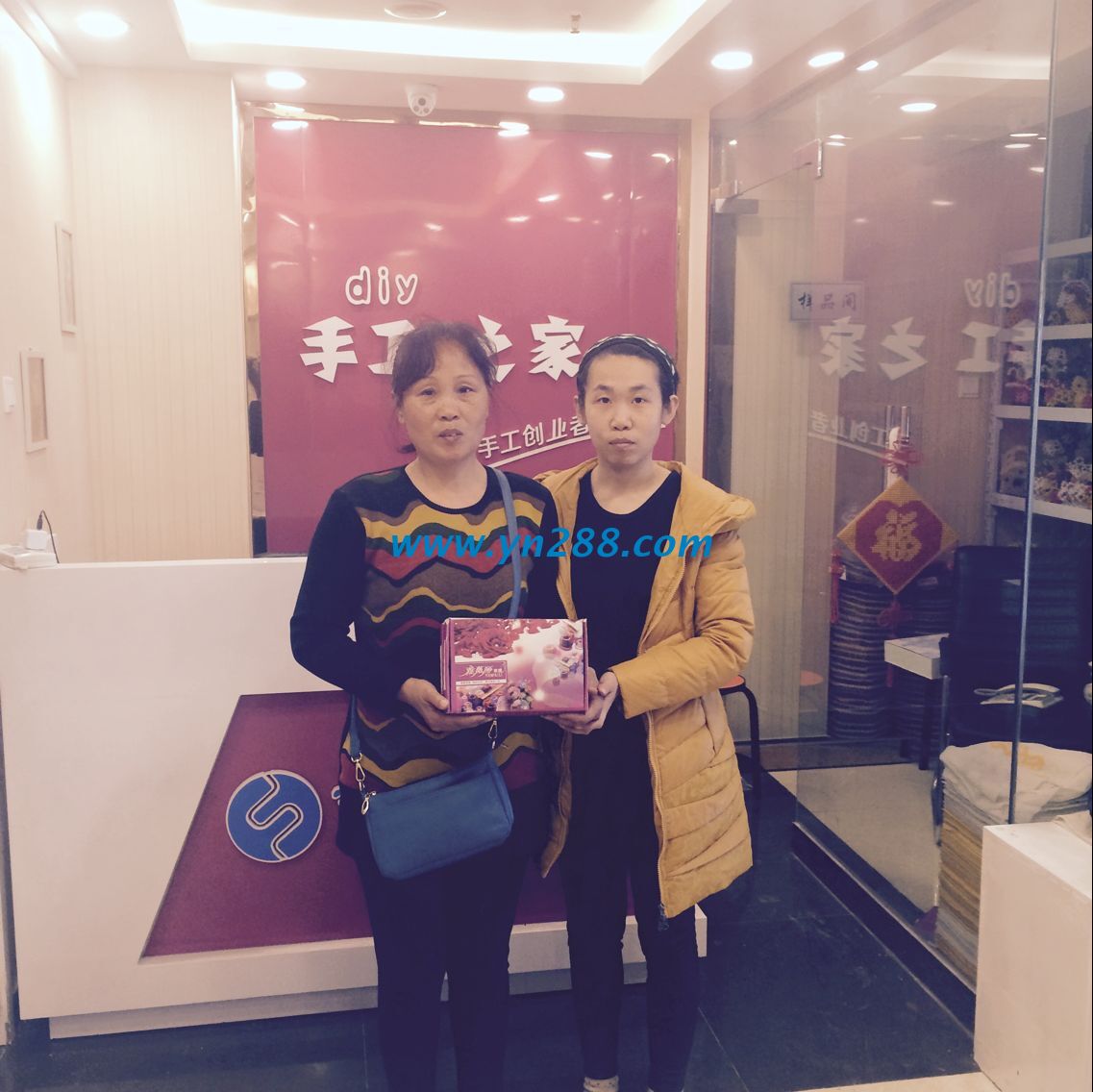 西安戶縣張女士初學(xué)珠繡忘壓線導(dǎo)致作品松散，手工活之家現(xiàn)場(chǎng)指導(dǎo)至熟練(圖1)