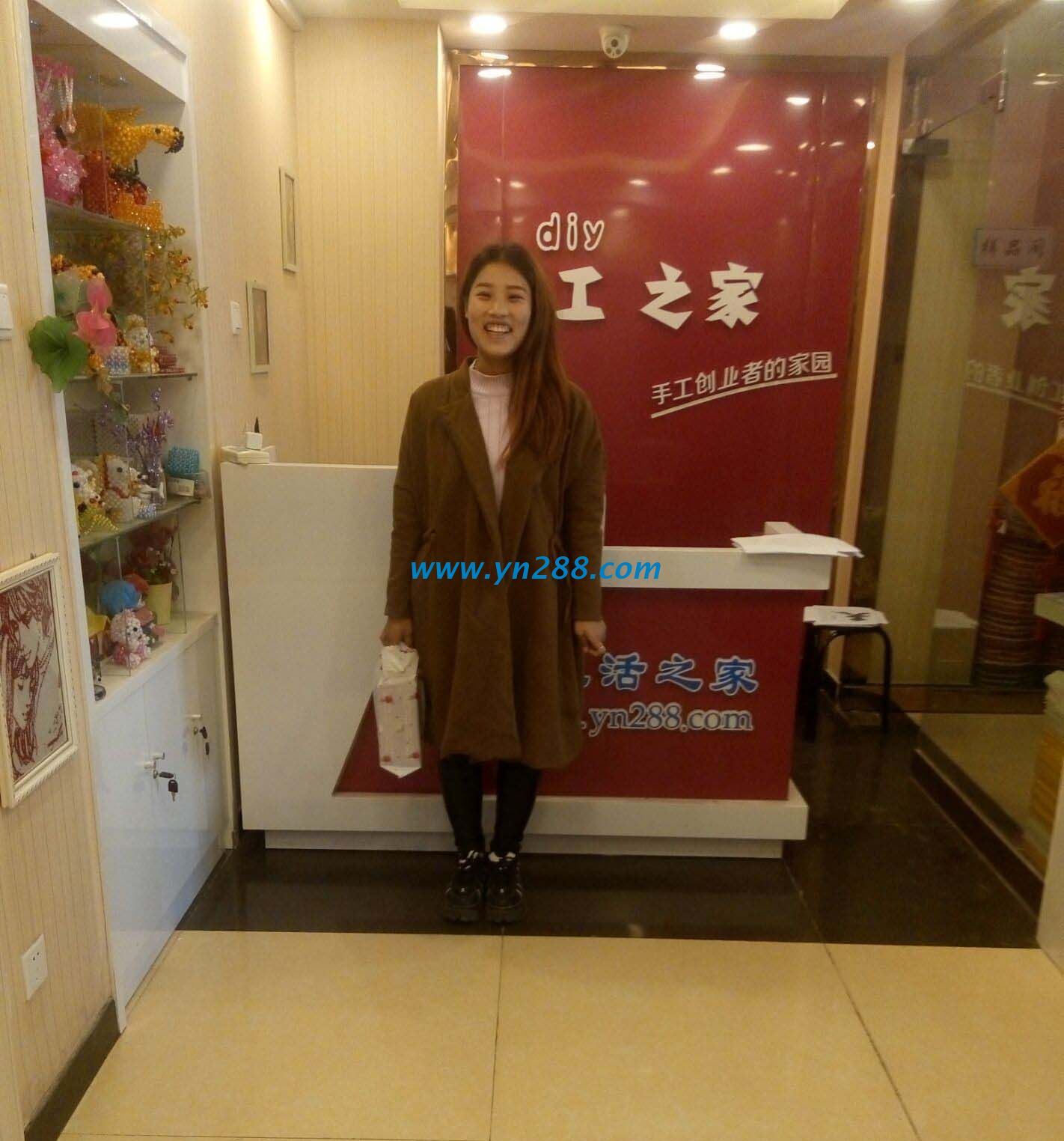 沙河楊女士親自來到手工活之家現(xiàn)場學(xué)做珠繡加工 沙河楊女士親自來到手工活之家現(xiàn)場學(xué)做珠繡加工(圖1)