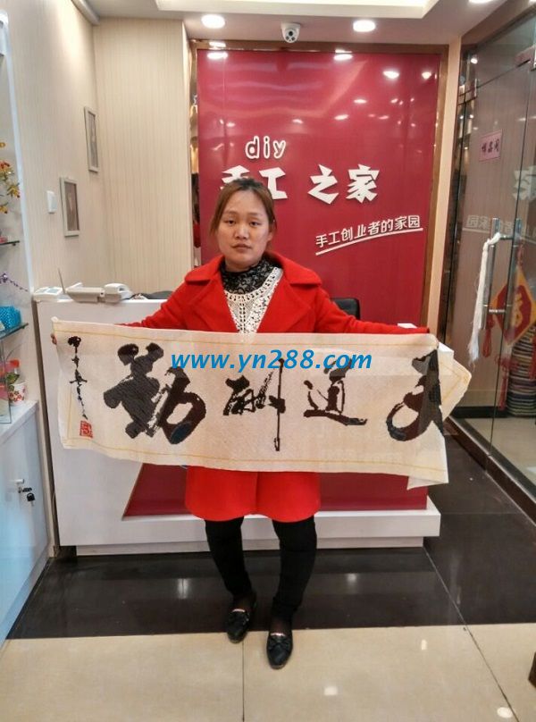 邯鄲魏縣胡女士試做珠繡成功，公司當(dāng)場支付加工費(圖1)