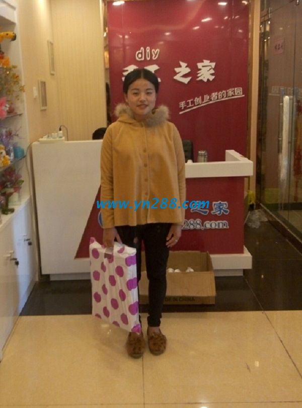 邯鄲廣平煙女士來(lái)手工活之家總部考察，找到加工費(fèi)高的手工活(圖1)