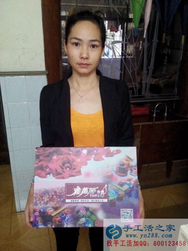 可兼職手工活，廣東珠海上班族梁女士業(yè)余時間做手工活珠繡增加收入(圖1)