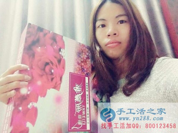 廣東湛江白領(lǐng)吳女士熱衷手工制作，業(yè)余時間做手工活珠繡增加收入(圖1)