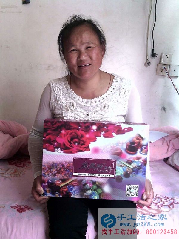 江西吉安劉老太太帶孫子之余又做手工活串珠繡賺錢(qián)補(bǔ)貼家用(圖1)