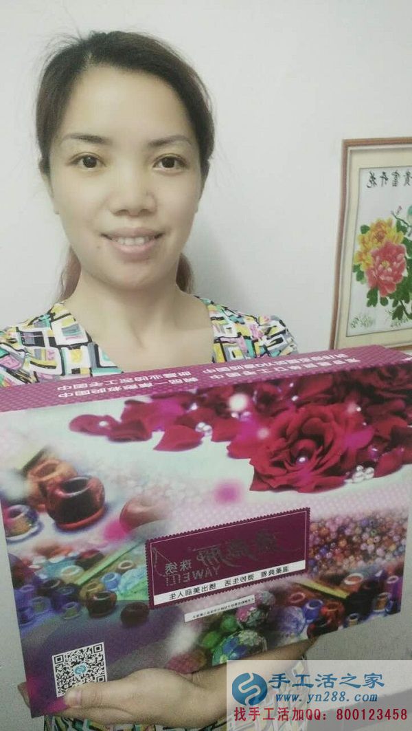 福建廈門(mén)肖女士熱衷于手工制作，業(yè)余時(shí)間做手工活串珠繡賺錢(qián)(圖1)