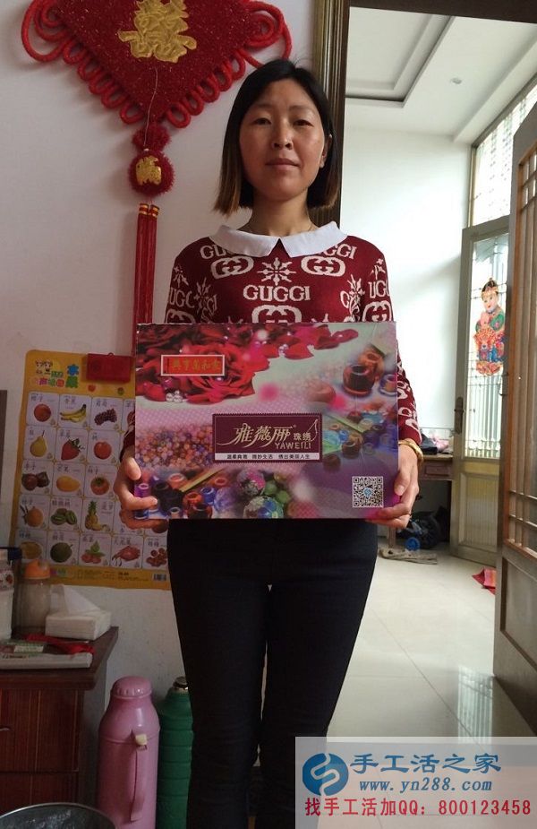 江蘇泰州婦女在家?guī)Ш⒆又嘧鍪止せ畲槔C，輕松賺加工費(fèi)(圖1)