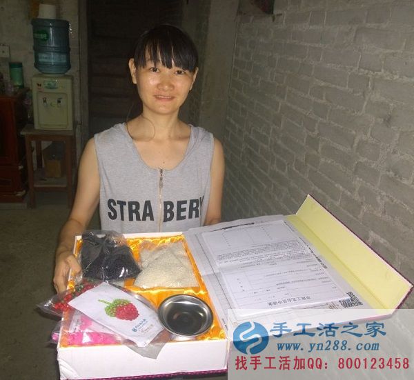 上有老下有小生活壓力大，廣東佛山李女士業(yè)余時間做手工活賺外快(圖1)