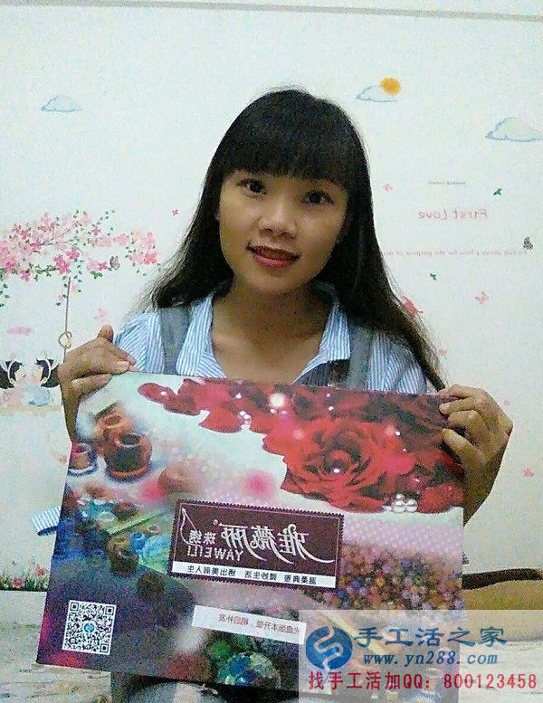 海南三亞雷女士在家做手工活串珠繡賺錢，自稱比上班都強！(圖1)