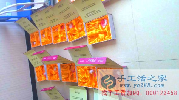 手工活之家工作人員將禮盒整齊擺在地上