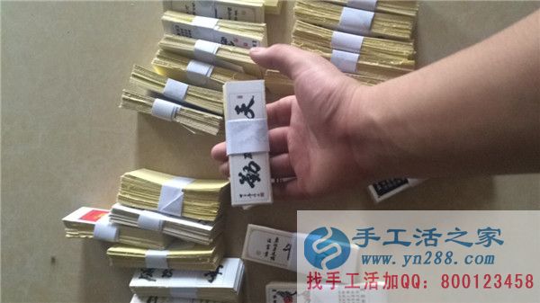 在快遞小哥搬快遞時，工作人員在整理不粘膠
