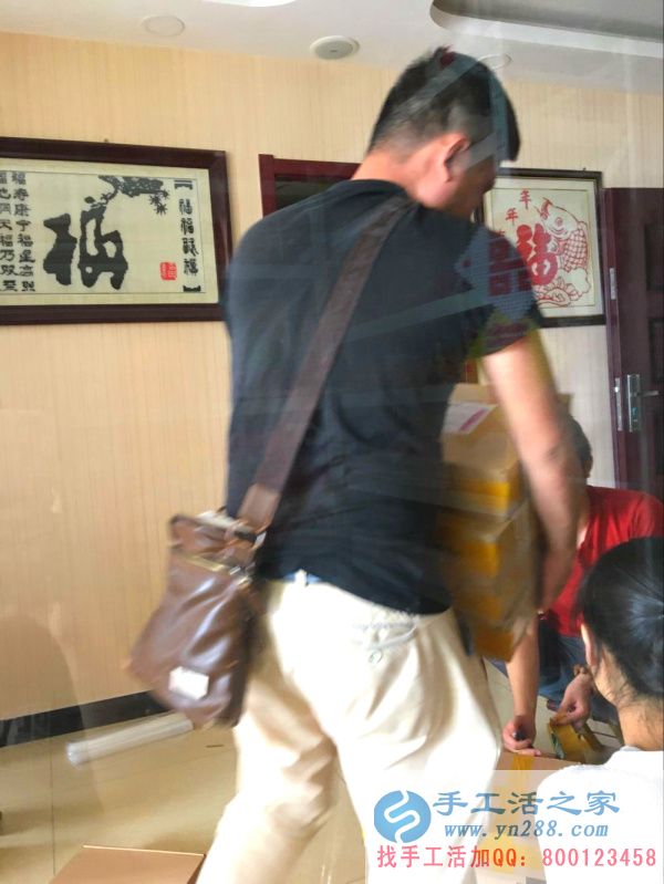 禮盒進(jìn)行二次包裝后，快遞小哥來搬貨