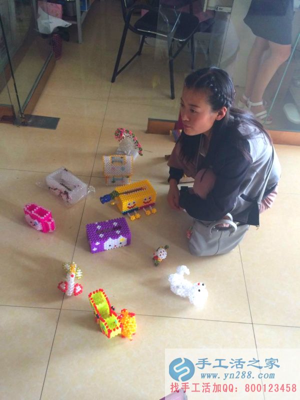縣初中領(lǐng)導(dǎo)來(lái)手工活之家了解立體串珠記錄: 工作人員將比較簡(jiǎn)單的立體串珠擺放在縣初中領(lǐng)導(dǎo)面前