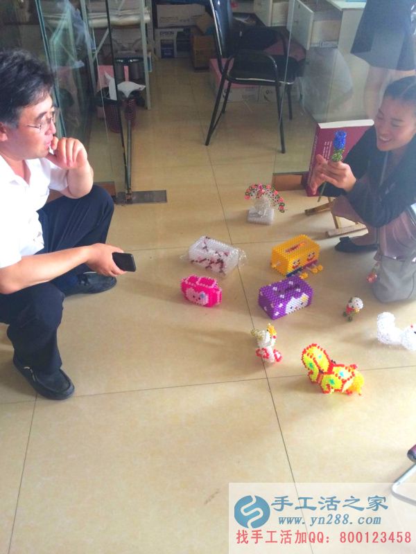 縣初中領(lǐng)導(dǎo)來(lái)手工活之家了解立體串珠記錄: 工作人員正在認(rèn)真地給縣初中領(lǐng)導(dǎo)講解立體串珠