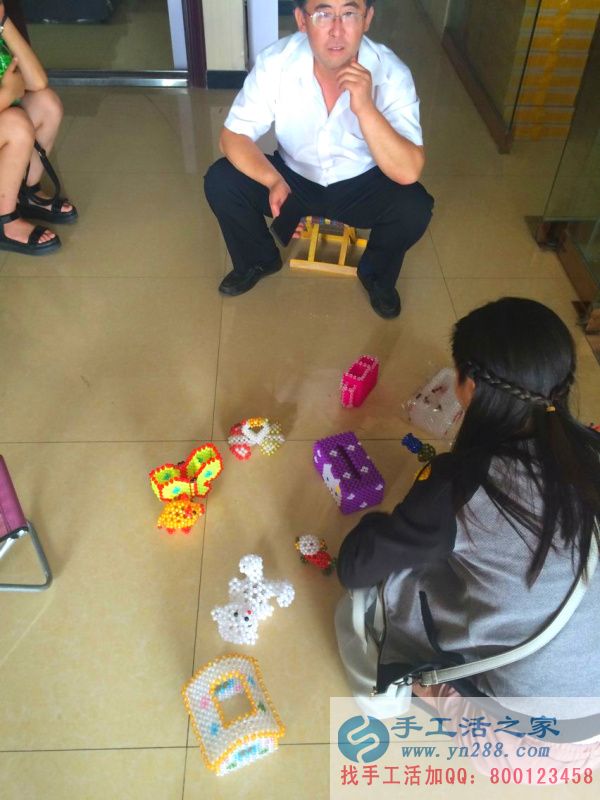 縣初中領(lǐng)導(dǎo)來(lái)手工活之家了解立體串珠記錄: 縣領(lǐng)導(dǎo)認(rèn)真聽講