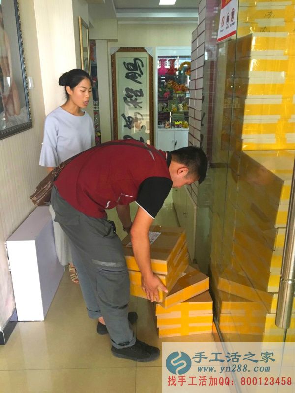 手工活之家外發(fā)加工2016年7月18日發(fā)貨記錄 快遞人員與手工活之家工作人員認真清點材料