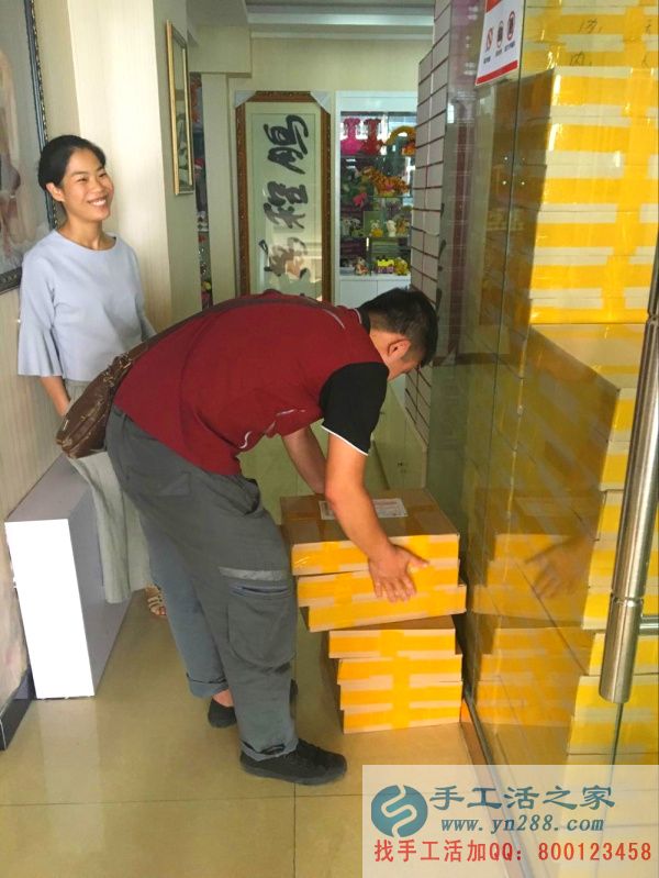 手工活之家外發(fā)加工2016年7月18日發(fā)貨記錄 快遞小哥正在認真放材料快遞盒