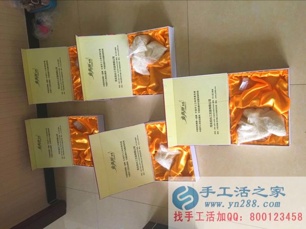 手工活之家外發(fā)加工2016年7月19日發(fā)貨記錄 手工活之家工作人員正在放串珠繡所需要的寶色仿珍珠