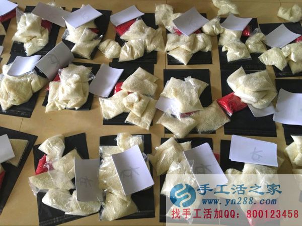 手工活之家外發(fā)加工2016年7月27日發(fā)貨記錄: 工作人員將白色仿珍珠和圖紙放在相應位置上