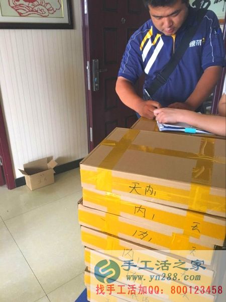 手工活之家外發(fā)加工2016年7月27日發(fā)貨記錄: 快遞小哥正在簽字