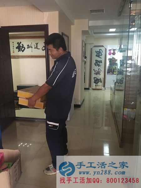 快遞小哥正在搬貨，被紙抽盒吸引的走不動(dòng)啦