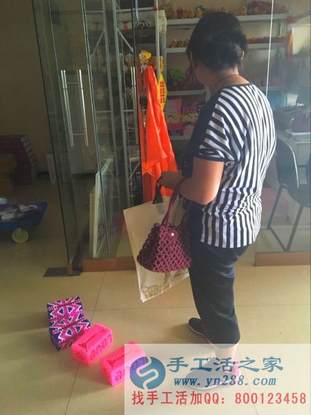 手工活之家代理商來送紙抽盒進(jìn)行檢驗啦