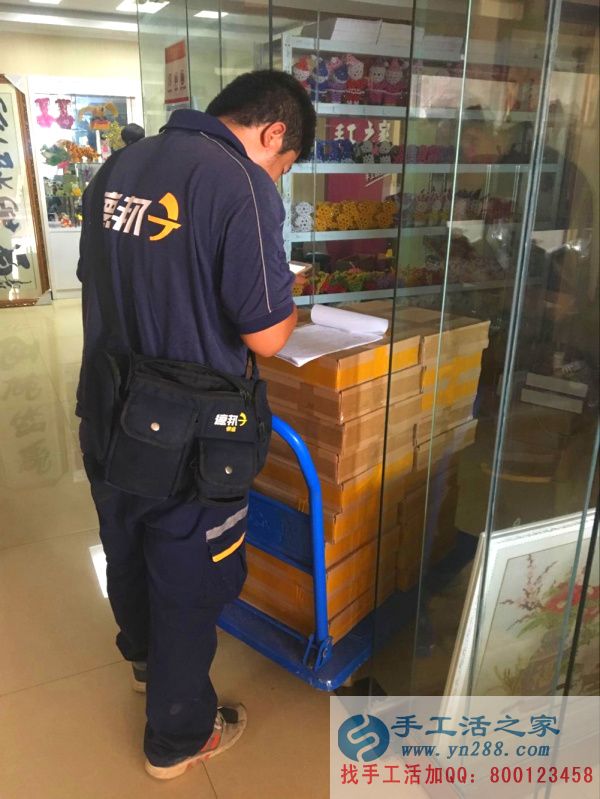 手工活之家外發(fā)加工2016年8月2日發(fā)貨記錄: 快遞小哥正在做最后的檢查