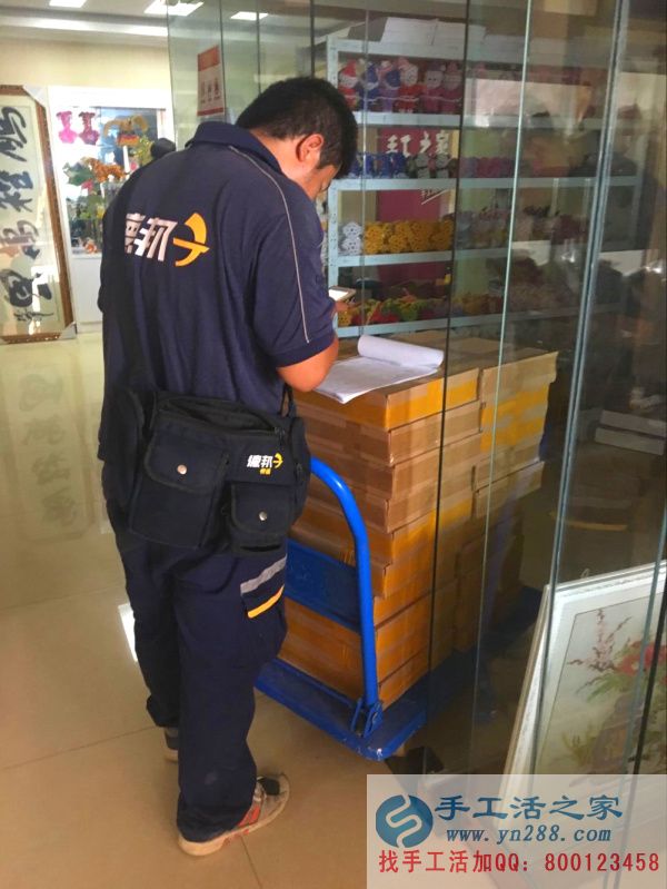 手工活之家外發(fā)加工2016年8月2日發(fā)貨記錄: 快遞小哥正在對(duì)貨單