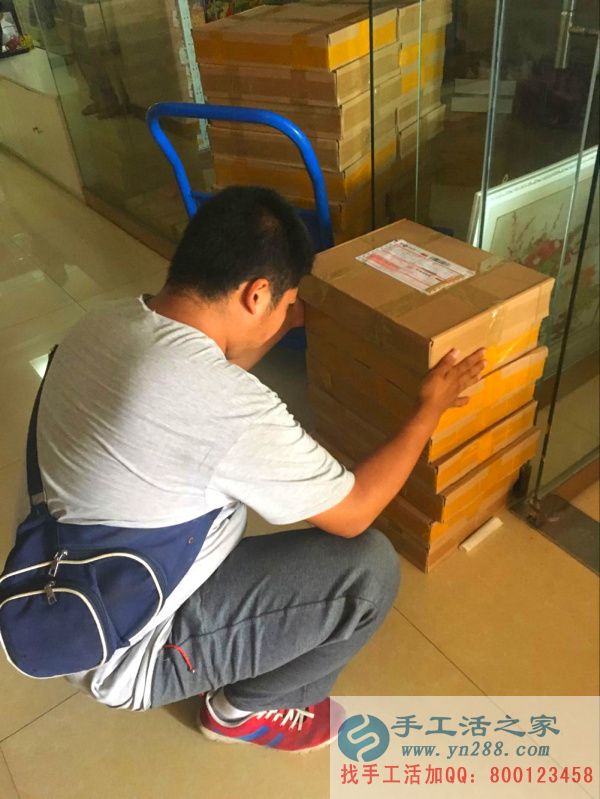 手工活之家外發(fā)加工2016年8月2日發(fā)貨記錄: 快遞小哥正在搬貨