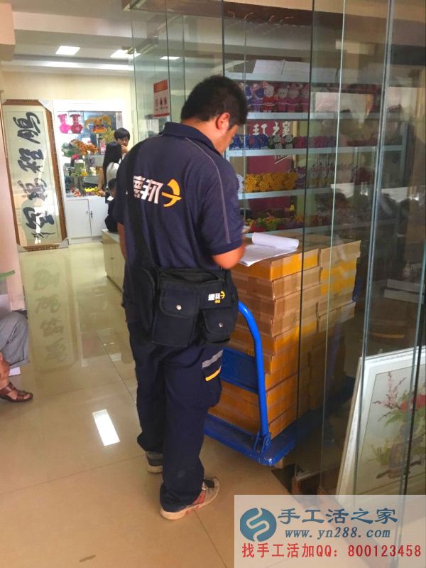 手工活之家外發(fā)加工2016年8月2日發(fā)貨記錄: 快遞小哥正在認(rèn)真對(duì)貨
