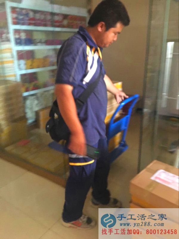 快遞小哥正在往小車(chē)?yán)锓咆? /></span></strong></div>
<div style=