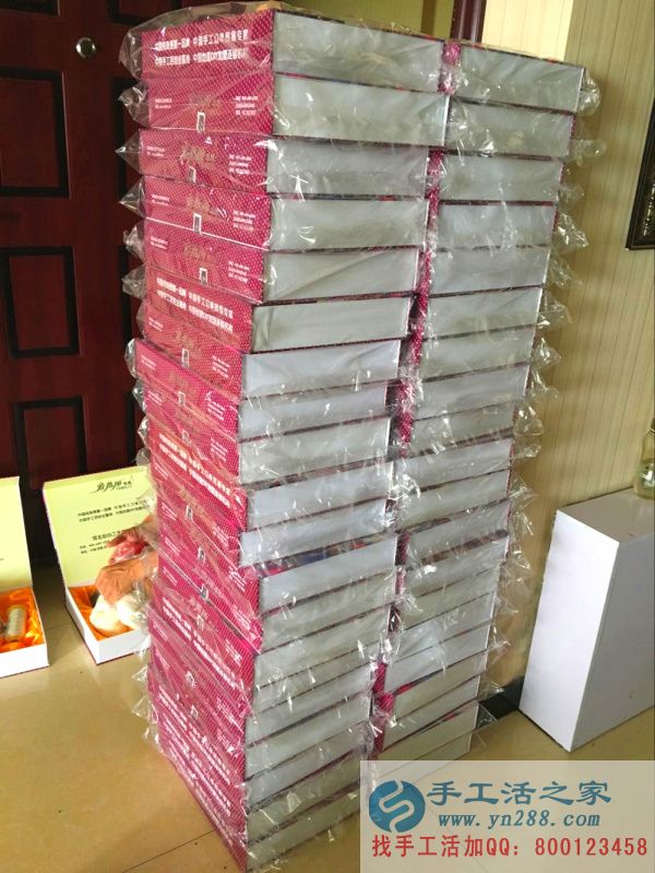 所有材料都放齊后，禮盒進行密封中