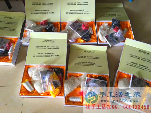 手工活之家網(wǎng)的員工將串珠繡所需要的材料、工具、光盤放入禮盒中