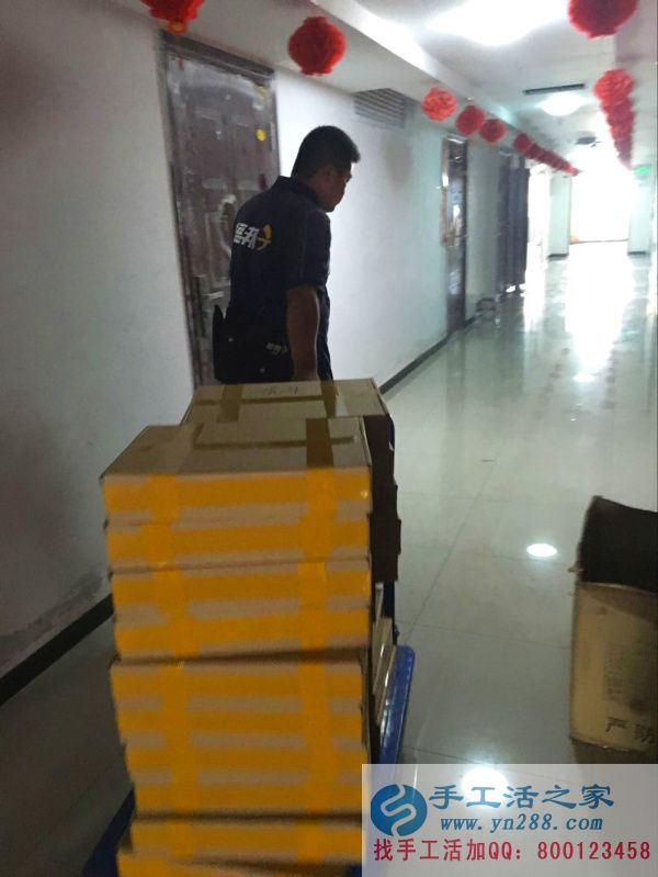 貨物以上小車，準備發(fā)往全國各地