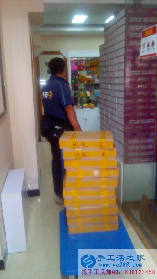 整齊的排列在運貨小車上的貨物載著創(chuàng)業(yè)的夢想帶領客戶飛向未來