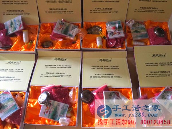 紅色仿珍珠、特制線、光盤放入禮盒中