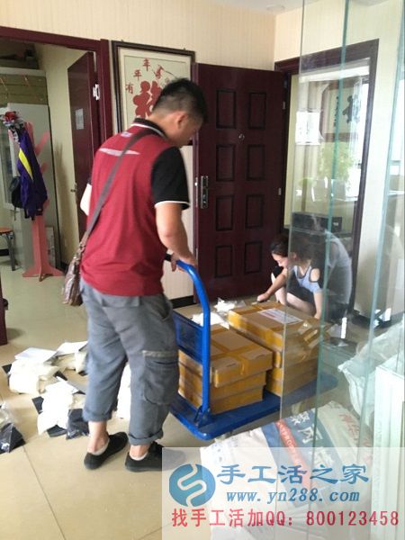 快遞小哥來接貨了！