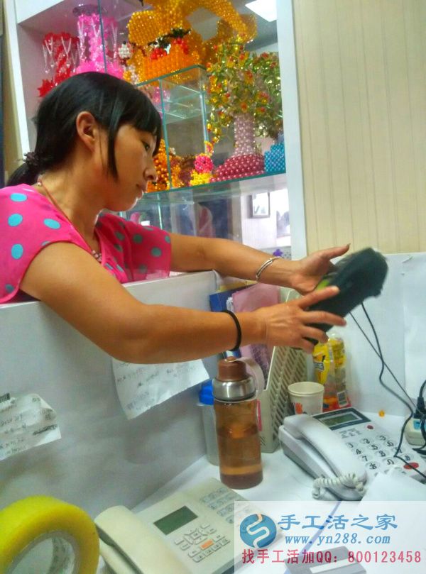 安徽省的90后美女小丁在家做串珠繡手工活兼職外發(fā)加工在家做創(chuàng)業(yè) 繳費(fèi)