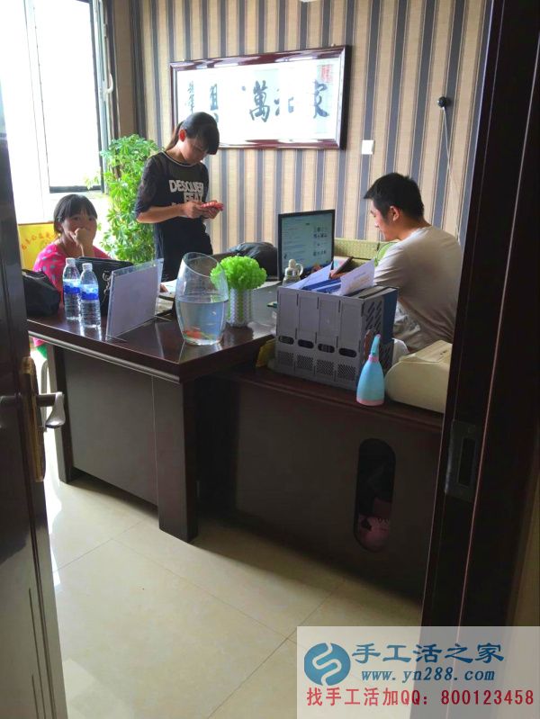 安徽省的90后美女小丁在家做串珠繡手工活兼職外發(fā)加工在家做創(chuàng)業(yè) 工作人員講解