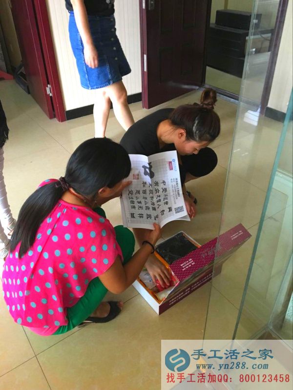 安徽省的90后美女小丁在家做串珠繡手工活兼職外發(fā)加工在家做創(chuàng)業(yè) 認(rèn)真觀看材料