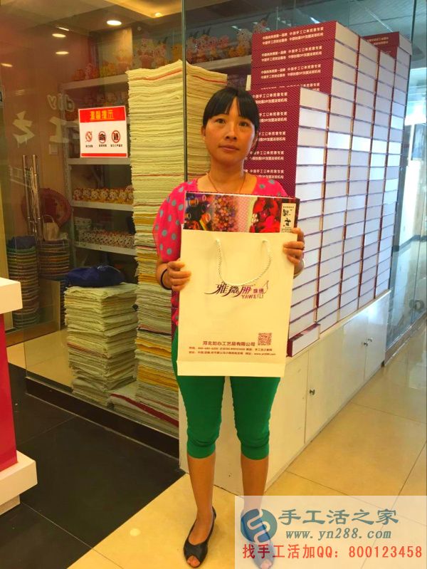 安徽省的90后美女小丁在家做串珠繡手工活兼職外發(fā)加工在家做創(chuàng)業(yè) 丁女士