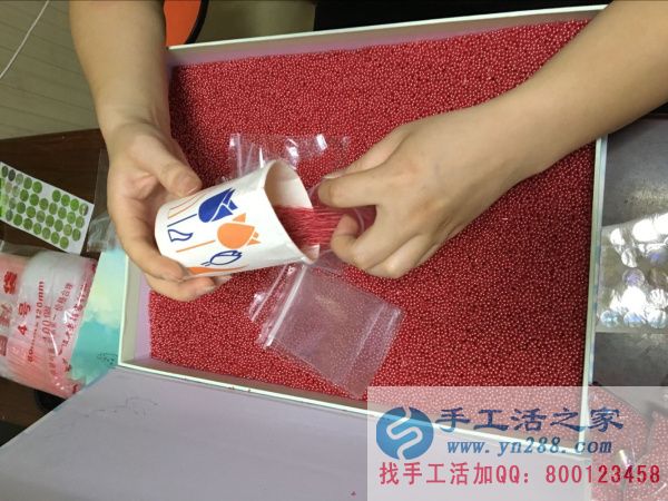 附近有什么手工活可以帶回家做?手工活之家網(wǎng)2016年8月27日發(fā)貨記錄 工作人員正在裝紅色仿珍珠