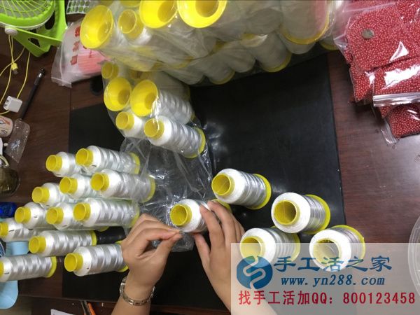 附近有什么手工活可以帶回家做?手工活之家網(wǎng)2016年8月27日發(fā)貨記錄 工作人員正在認(rèn)真綁特制線