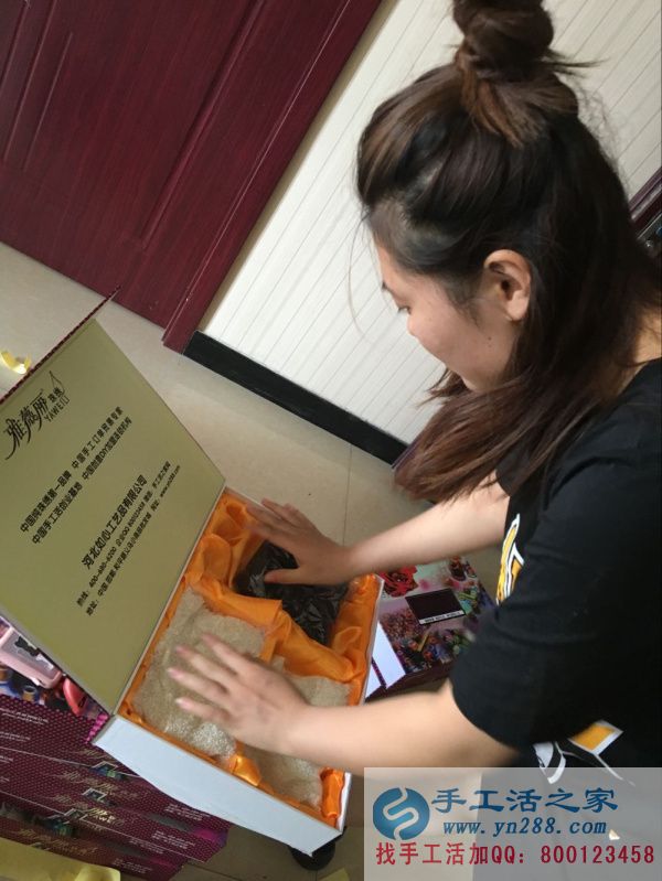 左手白色仿珍珠，右手黑色仿珍珠，慢動(dòng)作回放