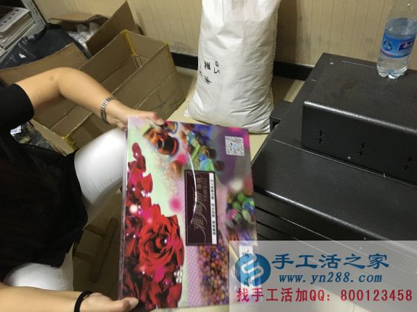 過(guò)機(jī)后的兼職串珠繡禮盒已密封成功