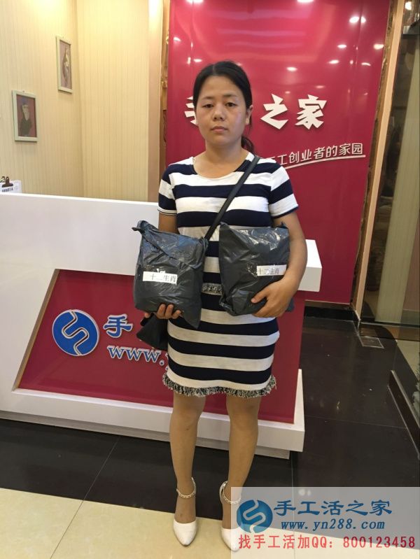 驗收合格后，河南客戶又拿了兩套作品，回家等待加工費