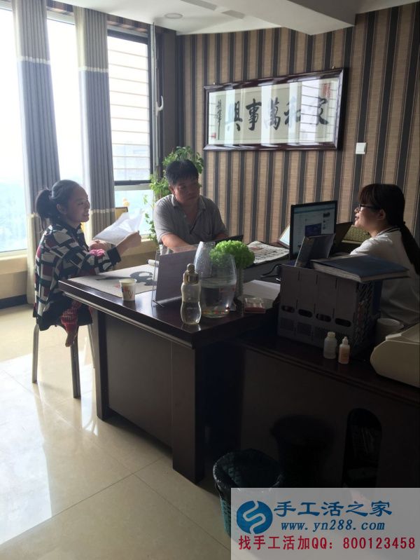 河北省邯鄲市臨漳縣高先生夫婦在家做手工串珠繡賺錢養(yǎng)家 手工活之家客戶來邯鄲考察啦