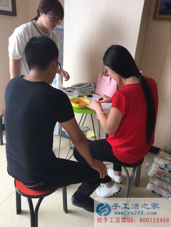 我做手工活之家珠繡加工走上致富路山東李女士找到了手工活之家 手工活之家網(wǎng)客戶在學(xué)習(xí)串珠繡