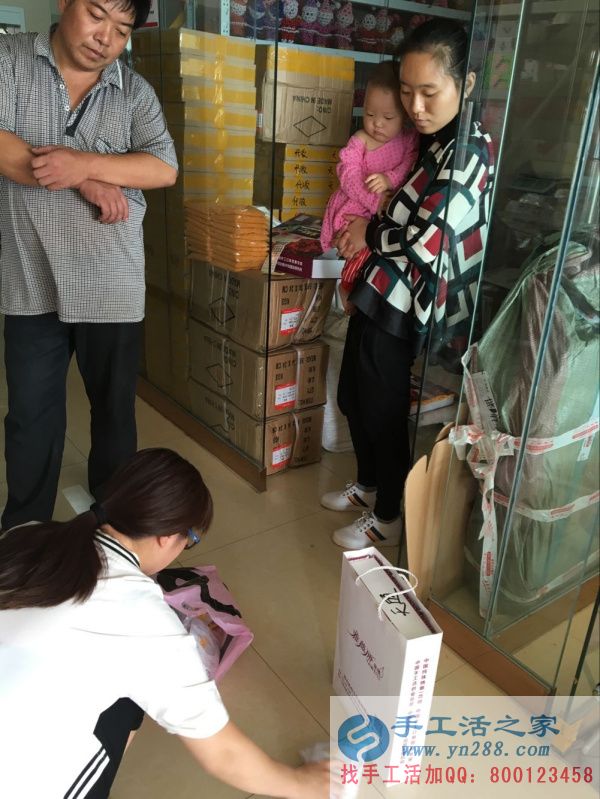 河北省邯鄲市臨漳縣高先生夫婦在家做手工串珠繡賺錢養(yǎng)家 觀摩手工活之家外發(fā)項(xiàng)目如何做