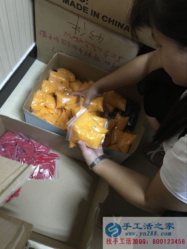 湖南省柳女士想找個適合婦女在家做的手工活 不交押金回收有保障 串珠繡所需要的黃色仿珍珠