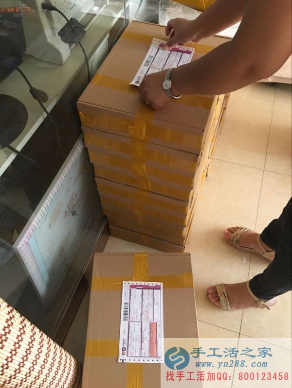 廣東省東莞市虎門鎮(zhèn)學生幫母親找手工活做正規(guī)外發(fā)無押金手工活串珠 手工活之家正在貼快遞單